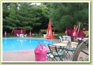 Bazén pri reštaurácii, tu bude Gardenparty..