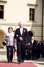 Manžel s maminkou přichází k oltáři....