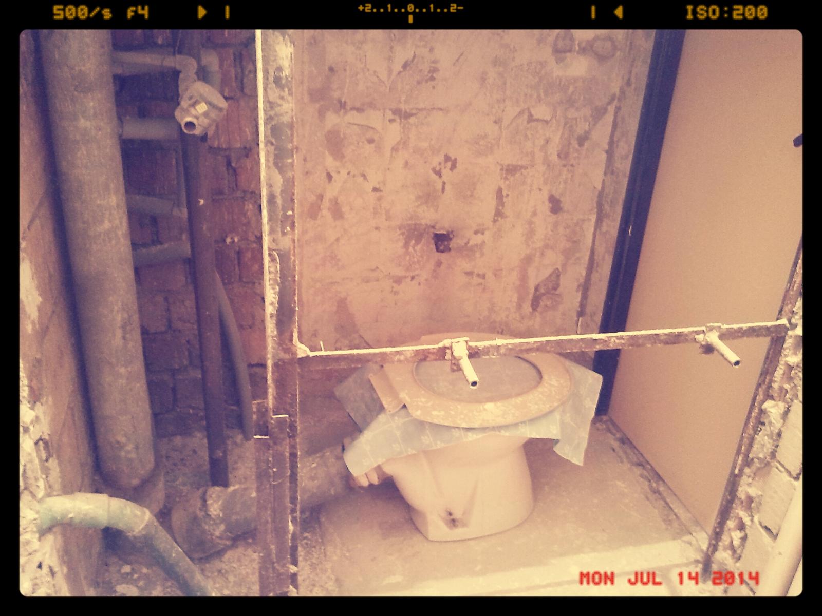 Byt PŘED a BĚHEM rekonstrukce... - Zeď mezi koupelnou a záchodem zbouraná. Zítra konečně nastupuje pan ZEDNÍK!!!!!!!