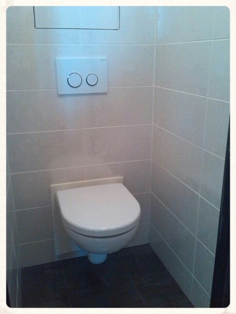 Byt PŘED a BĚHEM rekonstrukce... - Záchod vybrán ten nejmenší, co snad existuje :-) a tlačítka namontovaná...
