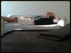 Před týdnem dovezli sofa. Manžel mi poslal mmsku do práce, že se mám na co těšit :-) Nevěděla jsem, na co se mám těšit více :-)