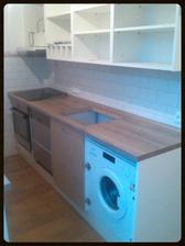 V pondělí přijde instalatér zapojit myčku, pračku a usadit dřez...Ve středu snad budou dvířka od skříňěk...