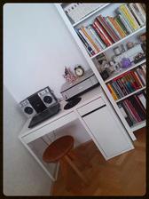 Prozatimní koutek na pc. Židle už je vyhlídlá dlouho, jen se rozhoduji mezi černou a bílou....Ale zatím vede černá :-) Nad stoleček přibude časem i polička....