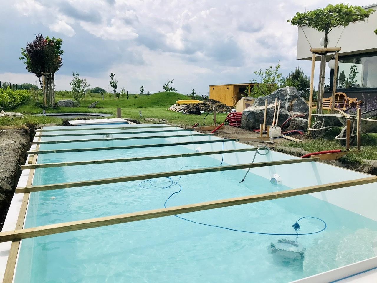 Naše L-ko - 2021 - stále dokončujeme - 9 deň - Betonovanie lemu bazéna, každý den o 1 schodík betonu a vody viac + zapojili sme bazénový vysavač na čistenie dna