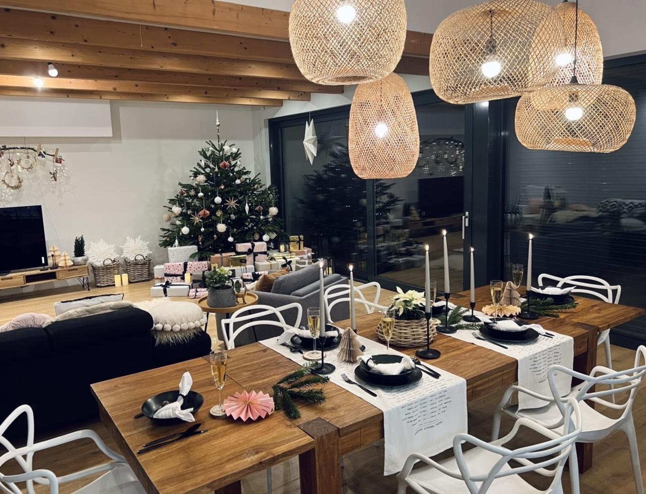 Naše L-ko 2023 - Obývačka, jedáleň - vianočný večer a stolovanie.