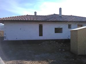 Rozhodli sme sa ešte jedno okno oproti jedalenskému stolu spraviť.Aby bolo dostatok svetla :)