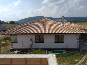 Skúška farby na domčeku ako to bude ladiť k oknám a škridle.