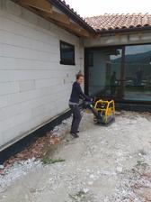 Konečne sa začala zarovnávať terasa.Nebude už bordel vidieť