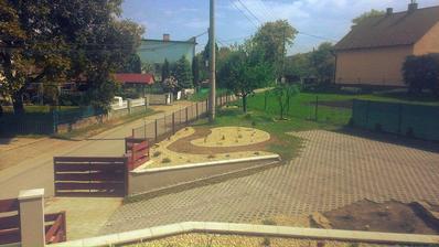 finiš :) stále chyba tráva :P ale myslím že doraz vyrastie a rastlinky trošku podrastú