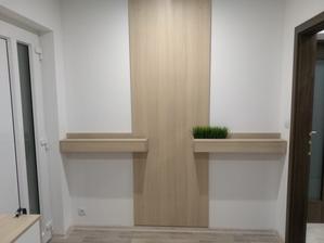 Ještě nedodělaná stěna na kabáty do předsíně