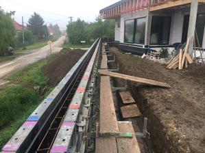 Dokopy 45m dľžky , 2,6m vysoký a základ má šírku 1,6m
