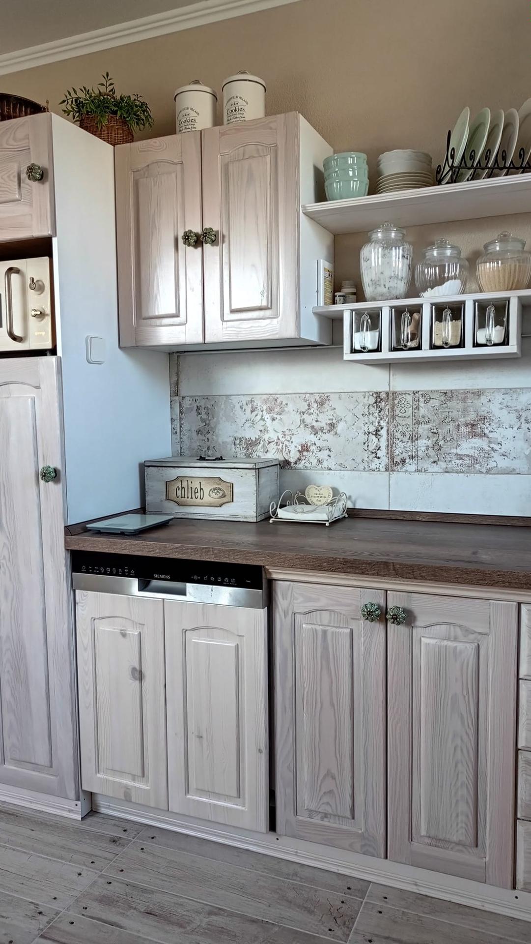 Před a po: Krásná kuchyně v provensálském stylu - Tento rok celú kuchyňu vymaľovali, niečo pridali a niektoré časti úplne odstránili. Instagram pani Adriany: https://www.instagram.com/fararovatothova/ :)
