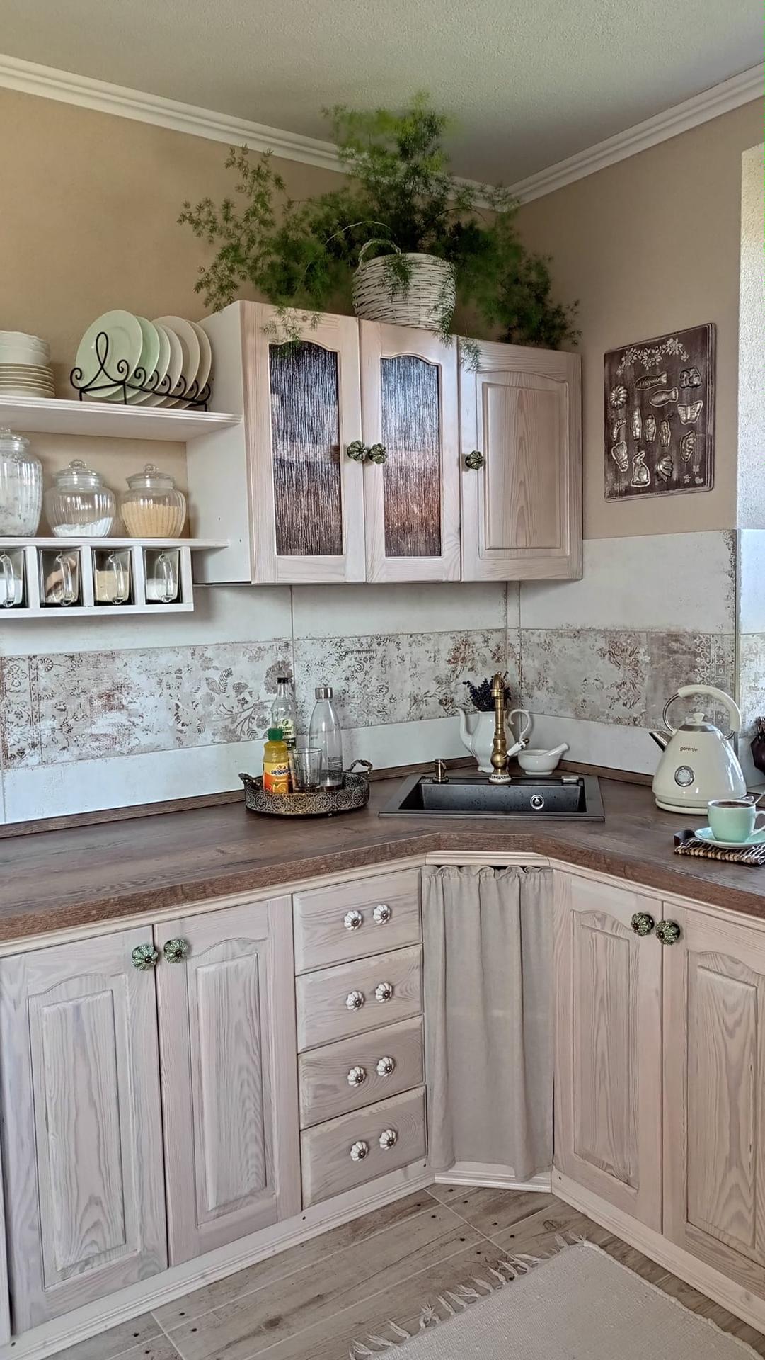Před a po: Krásná kuchyně v provensálském stylu - Tento rok celú kuchyňu vymaľovali, niečo pridali a niektoré časti úplne odstránili. Instagram pani Adriany: https://www.instagram.com/fararovatothova/ :)
