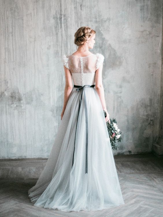 Svadobné šaty nemusia byť nutne iba biele, no nie? 🙂 Zdroj foto: Pinterest - Milamira Bridal - Obrázek č. 1