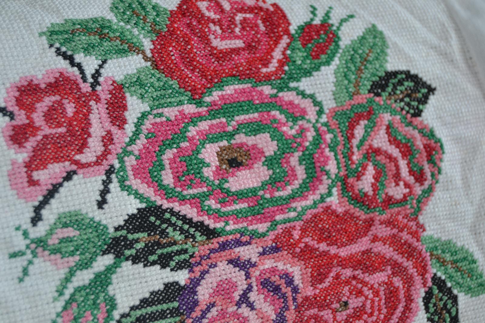 Vyšívaný obrázok Kytica ruží 30x20 cm Hand made - Obrázok č. 1