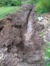ano tak toto měla být díra na drenáž do hloubky 100cm,.... manžel měřil a má 50-65cm ....