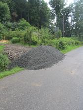 no takže namísto víkendového pokládání drenáže budu s manželem odhazovat 11tun štěrku