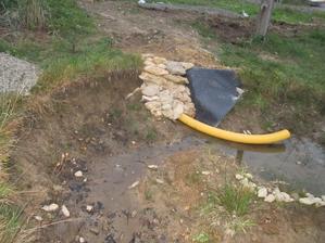 zamaskovaná drenáž, ještě musím uříznout trubku :-)