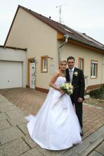 před domem