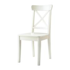 ..a stoličky buď v bielej..