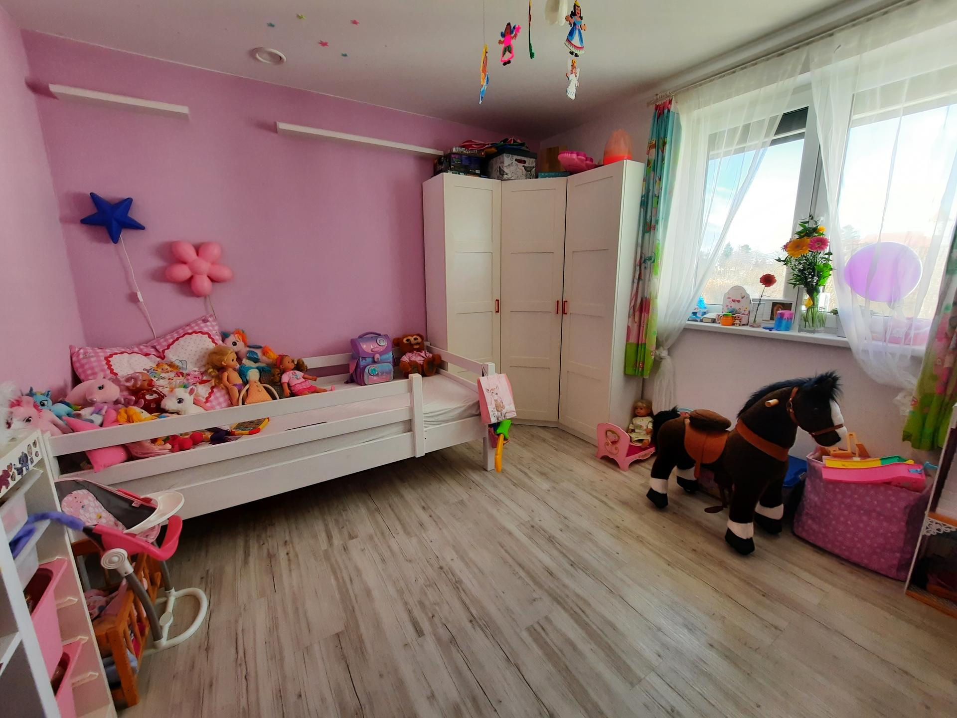 Nový pokojík pro nejmladší - školačku - původní stav - Bylo třeba přetřídit hračky