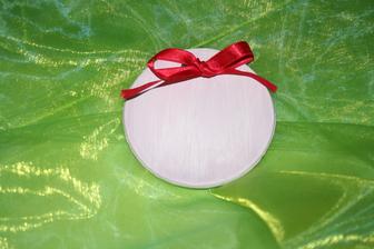 vintage růžová s červenou mašličkou, průměr cca 10 cm