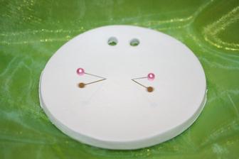 s růžovými špendlíky, průměr cca 10 cm