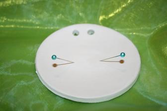 se světle modrými špendlíky, průměr cca 10cm