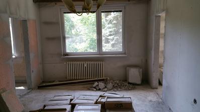 vyrezané otvory do kuchyne a izby