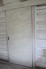 dvere do šatníka natreté na bielo kriedovou farbou Annie Sloan chalk paint