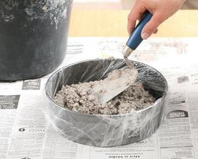 2. do vedra nasypeme 1 diel cementu, 1 diel drobného štrku a 1,5 dielu rašeliny. Zmes nasucho premiešame, zalejeme asi 1dielom vody a opäť dobre premešame 3. ak chceme štruktúrovaný povrch, zmes by mala byť hustejšia. Zmes vylejeme do formy