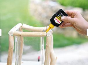 13. LEPENIE Medzi ne vlepíme ďalšie dve tyčky, čím lampáš uzavrieme. Tyčky môžeme skrutkovať aj všetky, závisí to od našej zručnosti.
