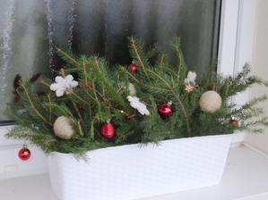 4 květináče na parapety nazdobeny, uf :-)