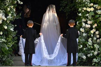 Mladí gentlemanové, kteří nesou Meghan závoj jsou 7-letá dvojčata Brian a John Mulroney - synové Meghaniny nejlepší kamarádky Jessicy Mulroney