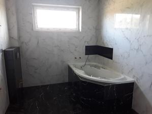Hotovo este wc, umyvadlo, zrkadlo, sprchac, baterie a zelene doplnky a bude to tip top :)