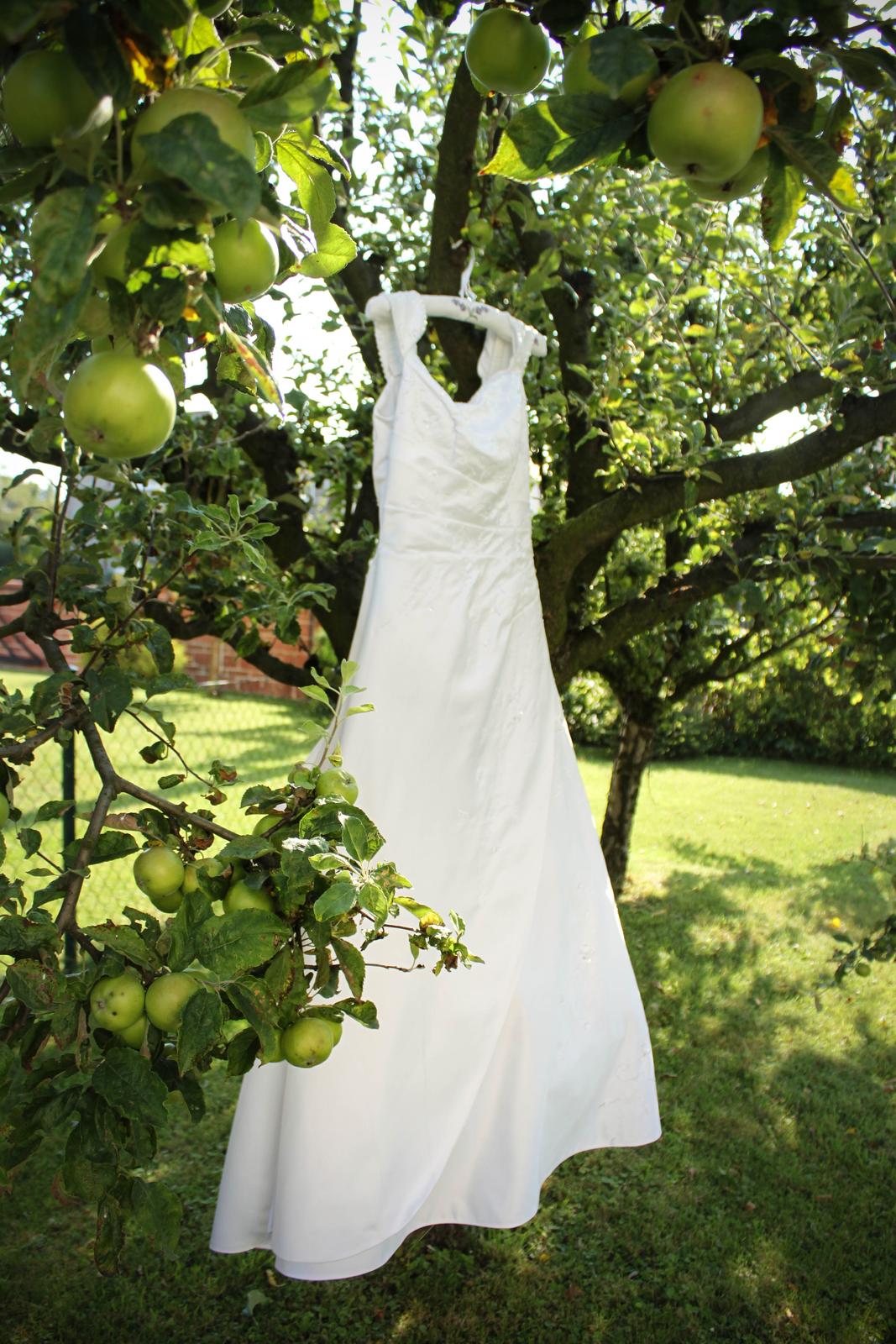 Svatební šaty s jemnou výšivkou - Obrázek č. 1