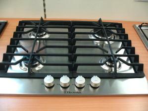 pre moju polovicku vraj strasna opacha...Electrolux EHG 6435 X, s termopoistkou, liatinovým rostom a dobrou cenou :-)) ,ale kedze ma rovnú dosku.. podla mna ked vykypí, tak to tecie vsadeééé, ale to asi aj na sklokeramickej doske...