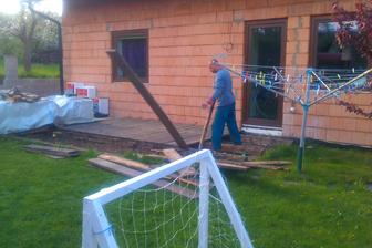 bouráme provizorní terasu, bude se zateplovat a dělat nová terase