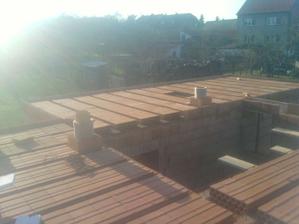 druhý komín je s kotelny ,kde bude kotel na dřevo
