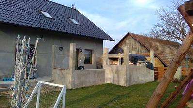 na sloupky přijdou trámy na zastřešení ,