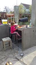 při pořádné práci, taky pořádné jídlo.. tohle byly steiky z udírny.. cca za 2h hotové. tu barovou židličku máme ještě z původního bytu, tak se tu kdesy pořád povalovala na půdě, no a už si našla svoje místo..tahle část bude na přípravu pokrmů do pec
