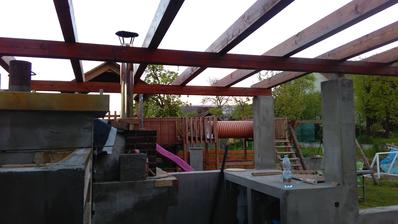 teď už jen dozdíme sloupky , tedy zašalujem a vylyjeme beton až ke krovům, tím se i ukotví ty závitové tyče