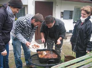 a jak na pionýrském táboře... děcka do fronty a začíná se vydávat:-)