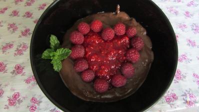 čokoládový puding s malinami