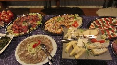 rajčata plněná kuřecím salátem, rostbeef, kuřecí roláda, tlačenka, jitrnice, sýry, rajčata a mozarella