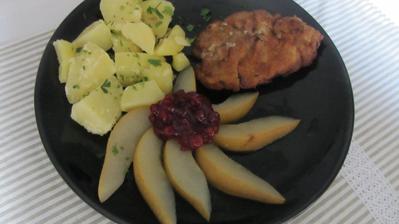 Kančí řízek, dušené hrušky, brusinky, brambory