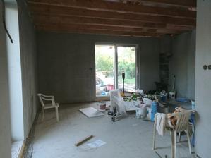 Pohled od kuchyně na obývací část po síťování 20.6.2017 / obývačka