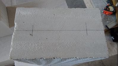 Na tvárnici si nakreslíme střed, a dva body vzdálené cca 5 - 6 cm od krajů. Čím přesněji měříme, tím lépe bude překlad lícovat.