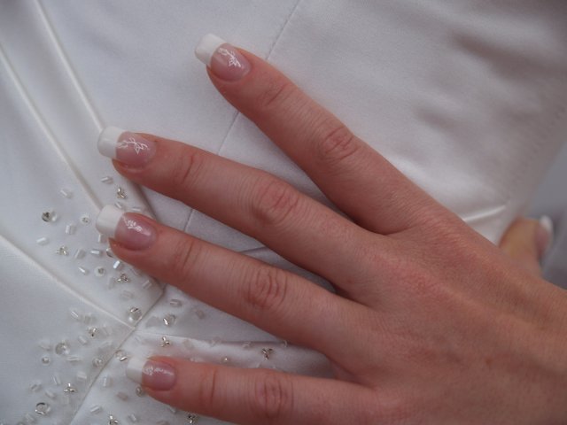 Agina sa pripravuje - moja svadobna manikura nakoniec vyzerala takto