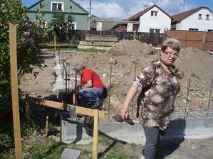 23.6.2010 Moje mamka s tchánem při práci.